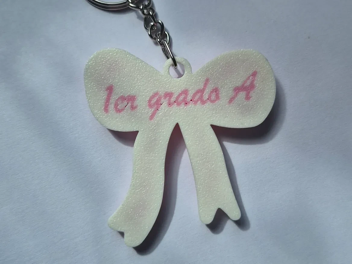 Llavero de cinta con nombre personalizado — en ambiente