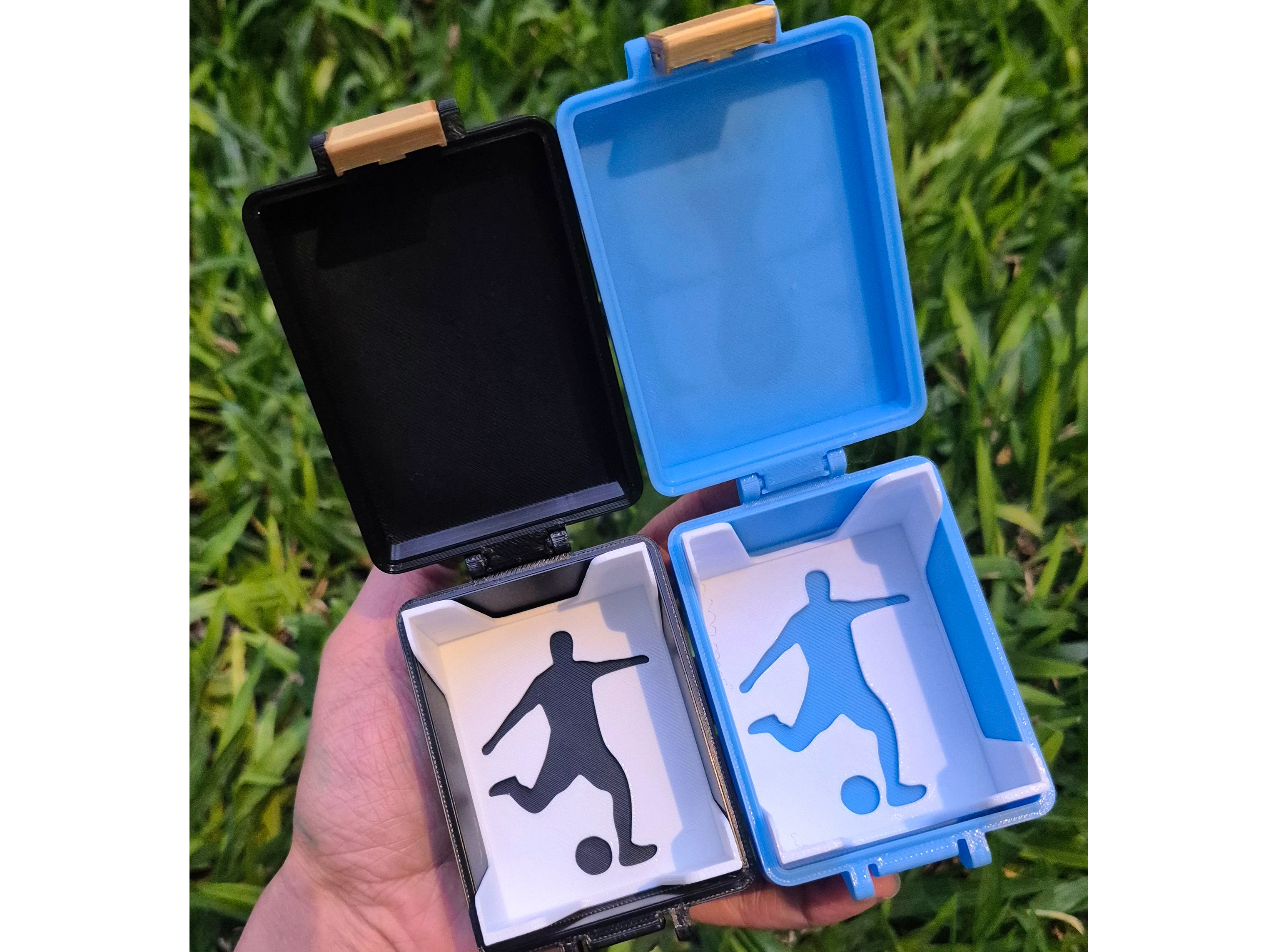 Caja individual para figuritas FIFA (Negro) — en ambiente