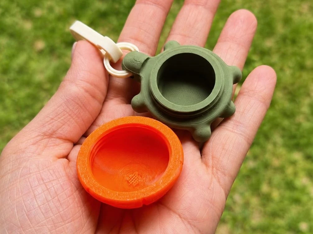 Llavero Tortuga Mini Cofre — en ambiente